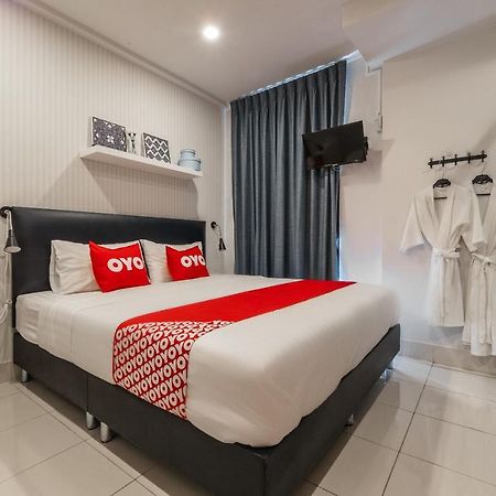 Oyo 960 The Urban Age Deluxe Hotel Банкок Екстериор снимка