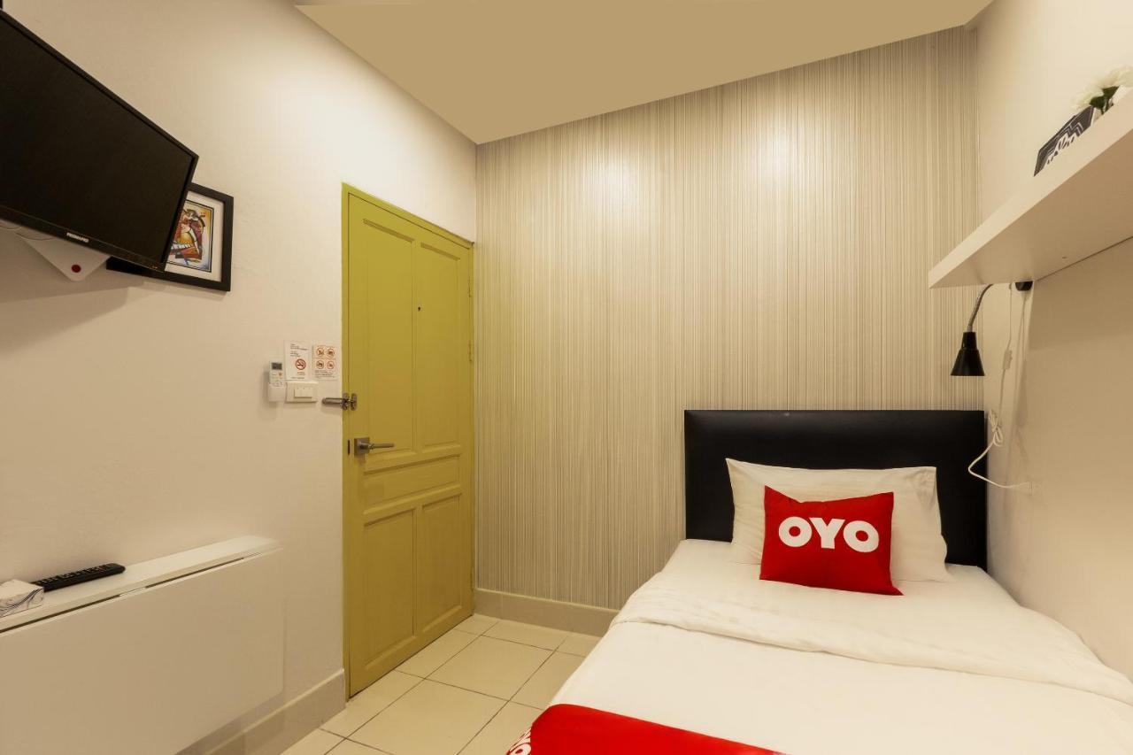 Oyo 960 The Urban Age Deluxe Hotel Банкок Екстериор снимка